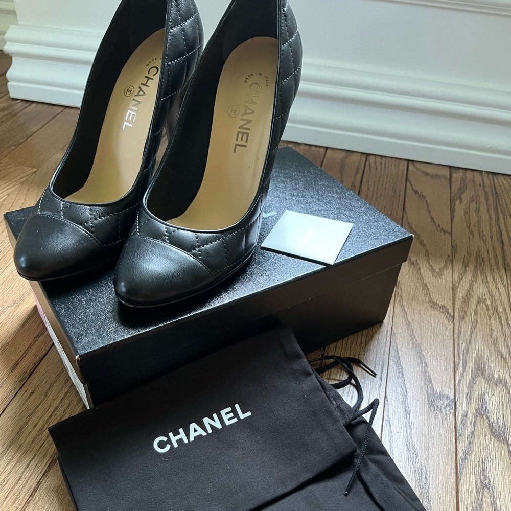 Chanel Black quilted pump with CC logo. 39.5